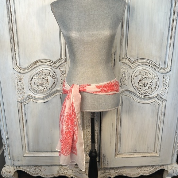 Lovely Lightweight Muslin Patterned Rectangle Versatile Scarf - Picture 4 of 4